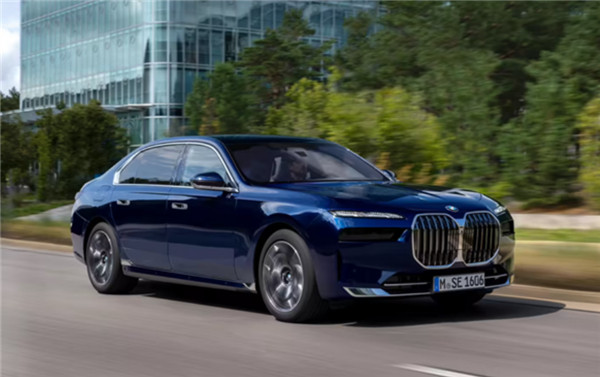 宝马确认：2026年4月改款7系将取消L3级自动驾驶，回归更实用的L2级系统。原