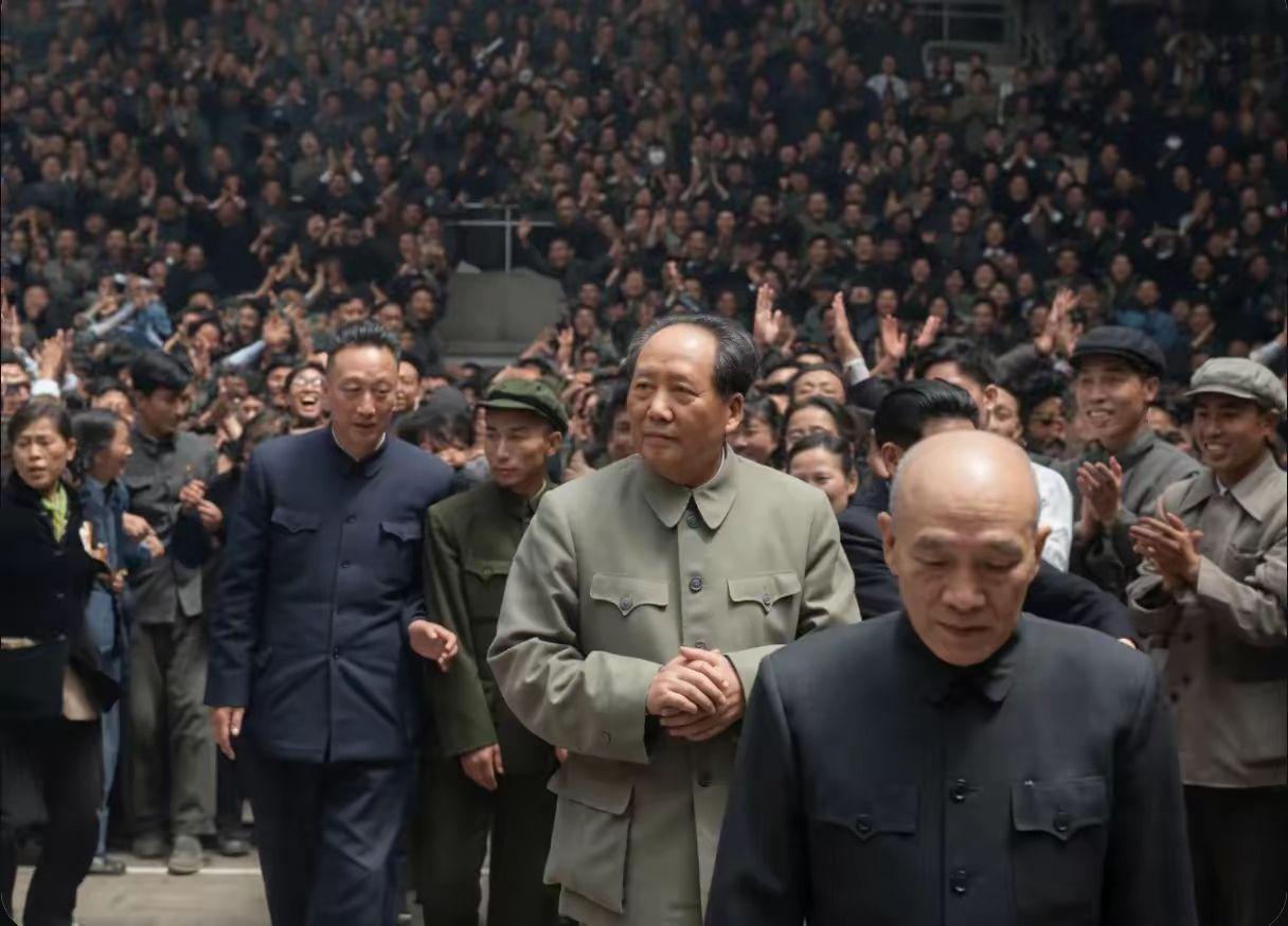 伟大的领袖、伟大的导师、人民的大救星——毛主席，永远活在人民心中