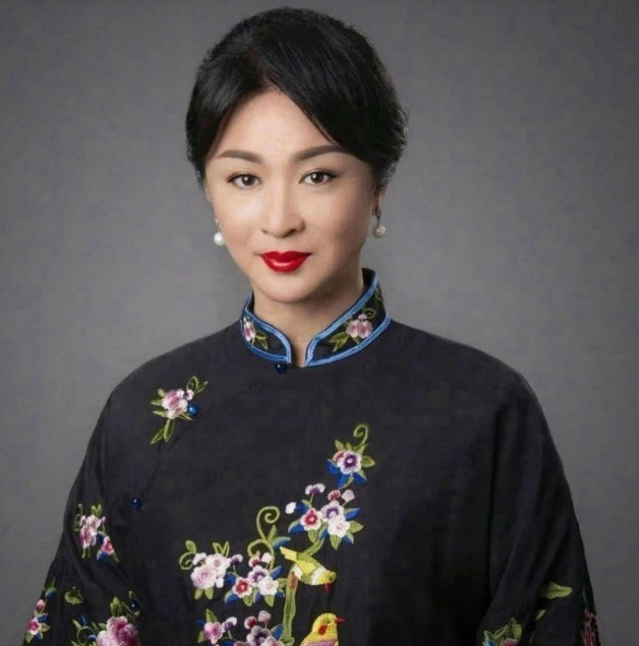 在一档节目里，金星直接说：“我才不买房呢！我在上海黄金地段租房子，每年租金100