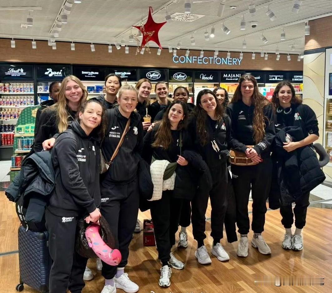 朱婷向欧冠再次发起冲击[加油]看，朱婷带着好心情，同“黑豹”队友们再向新目标出