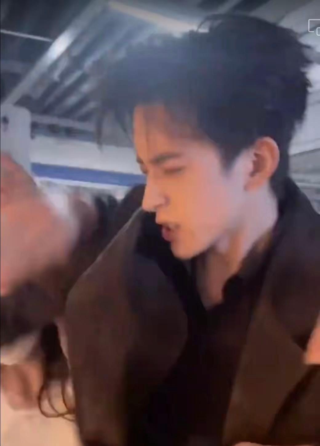 车库怒吼！顶流男星硬刚私生饭，这才是追星该有的边界！最近敖瑞鹏被私生