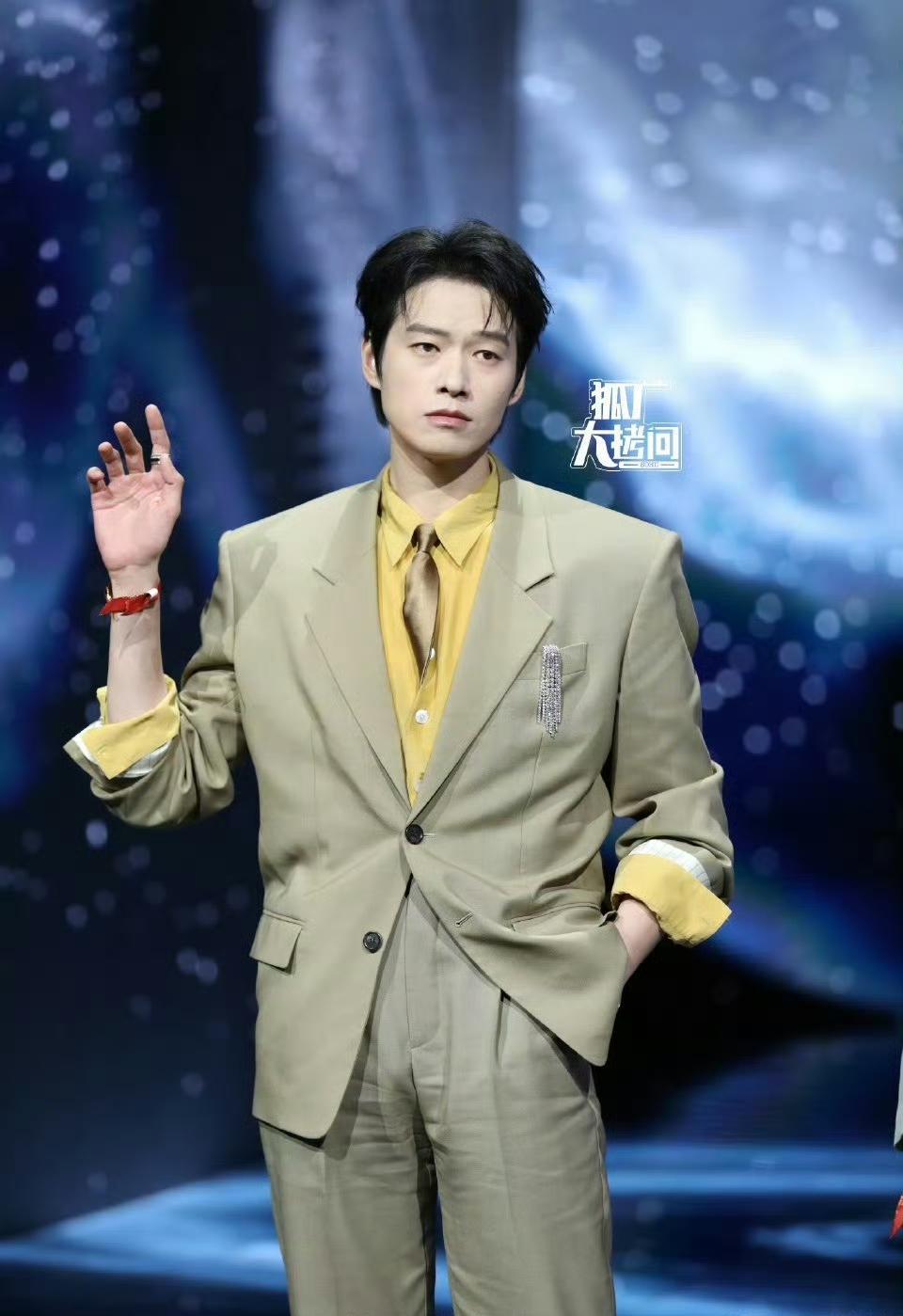 万万没想到，今晚最让人意外的居然不是肖战，也不是王一博，而是魏大勋穿了个芥末