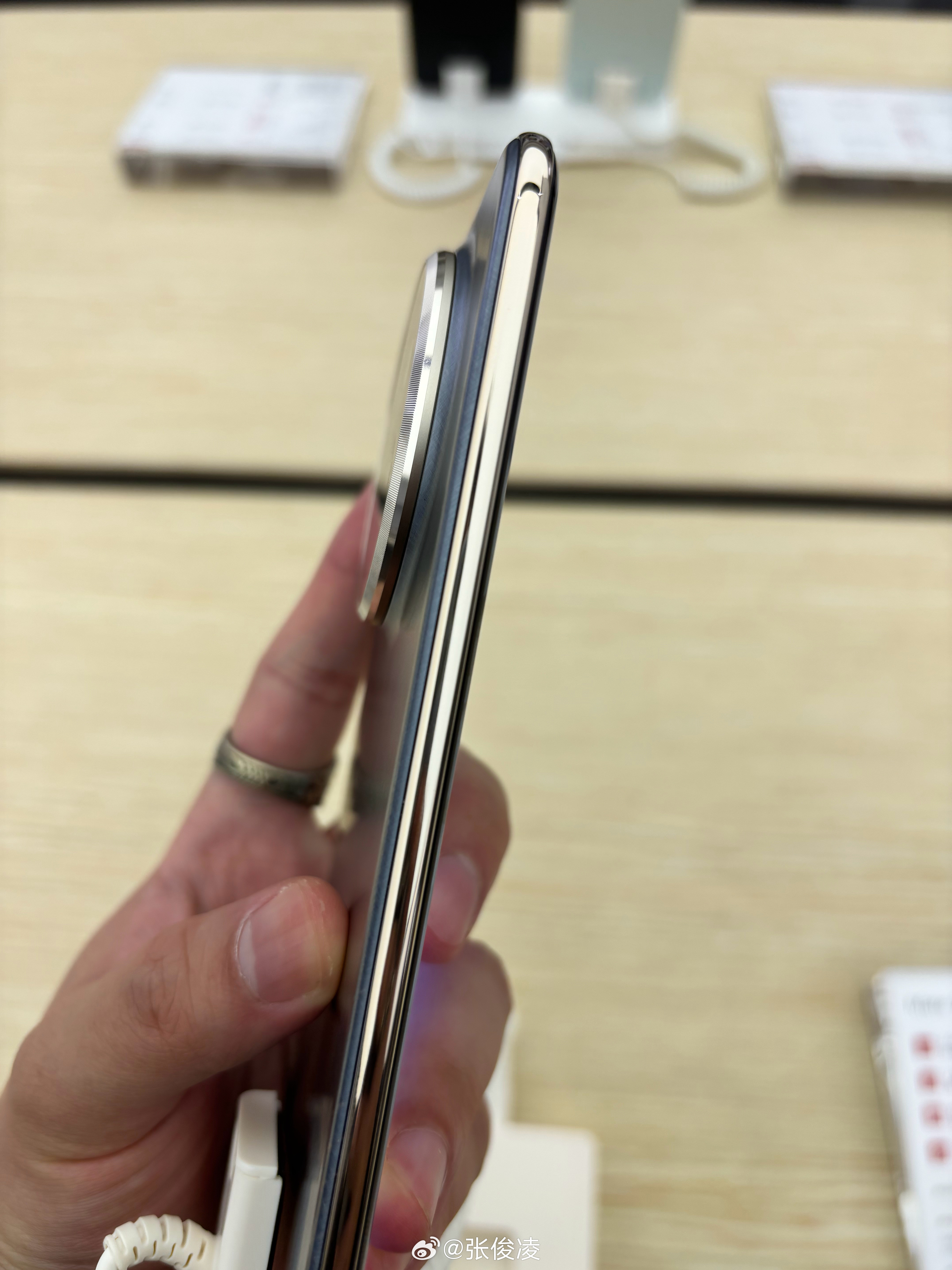 这个Air的边框是塑料的吧？我应该没摸错​​​