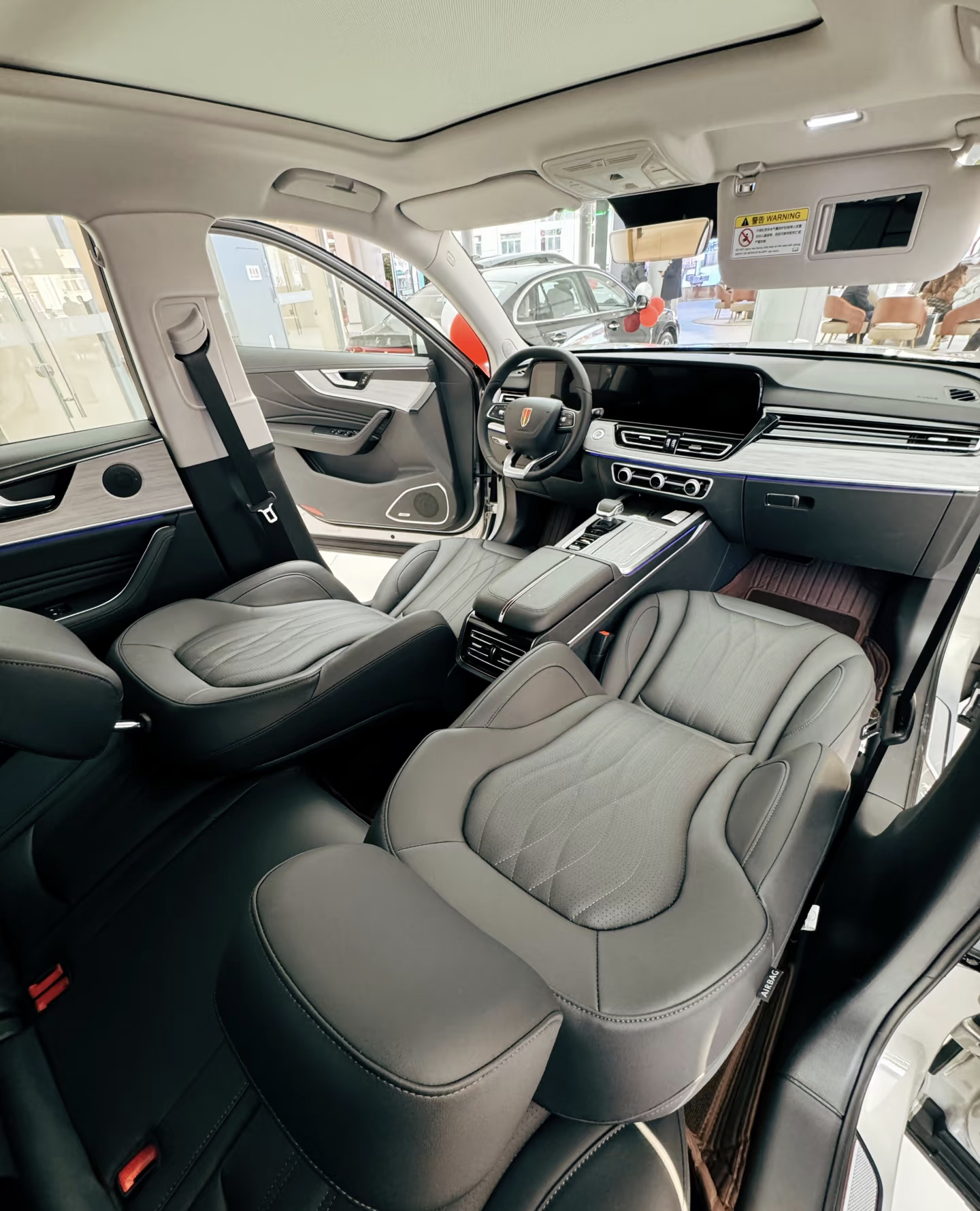 第一次见它，我以为得50万。红旗HS5这车，气场确实拿捏住了。直瀑式大中网配上那