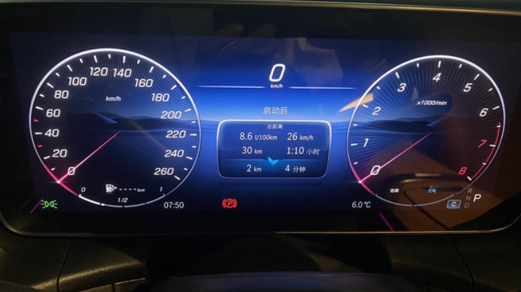 奔驰GLC300动力和刹车258马力带2吨的车，只能说还可以。起步稍微肉一点，