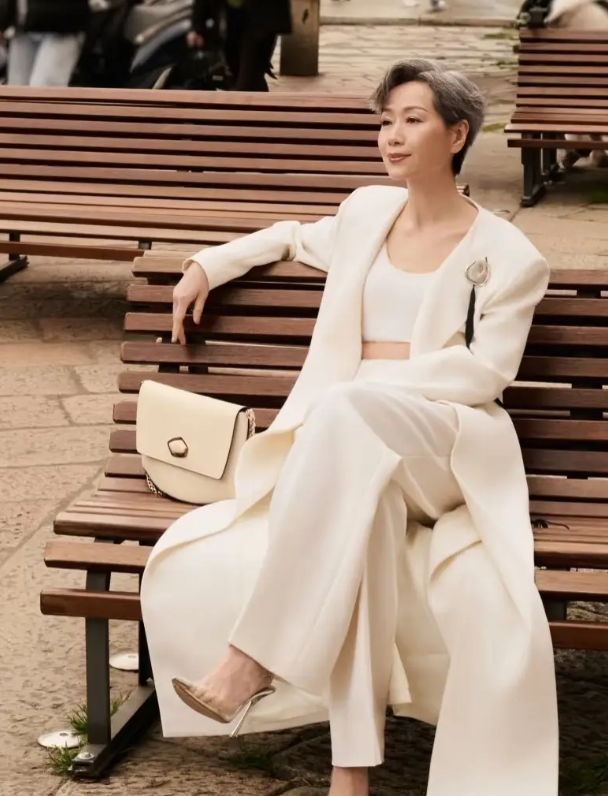 62岁叶童米兰看秀状态惊艳，优雅从容气场全开，完全看不出年纪 