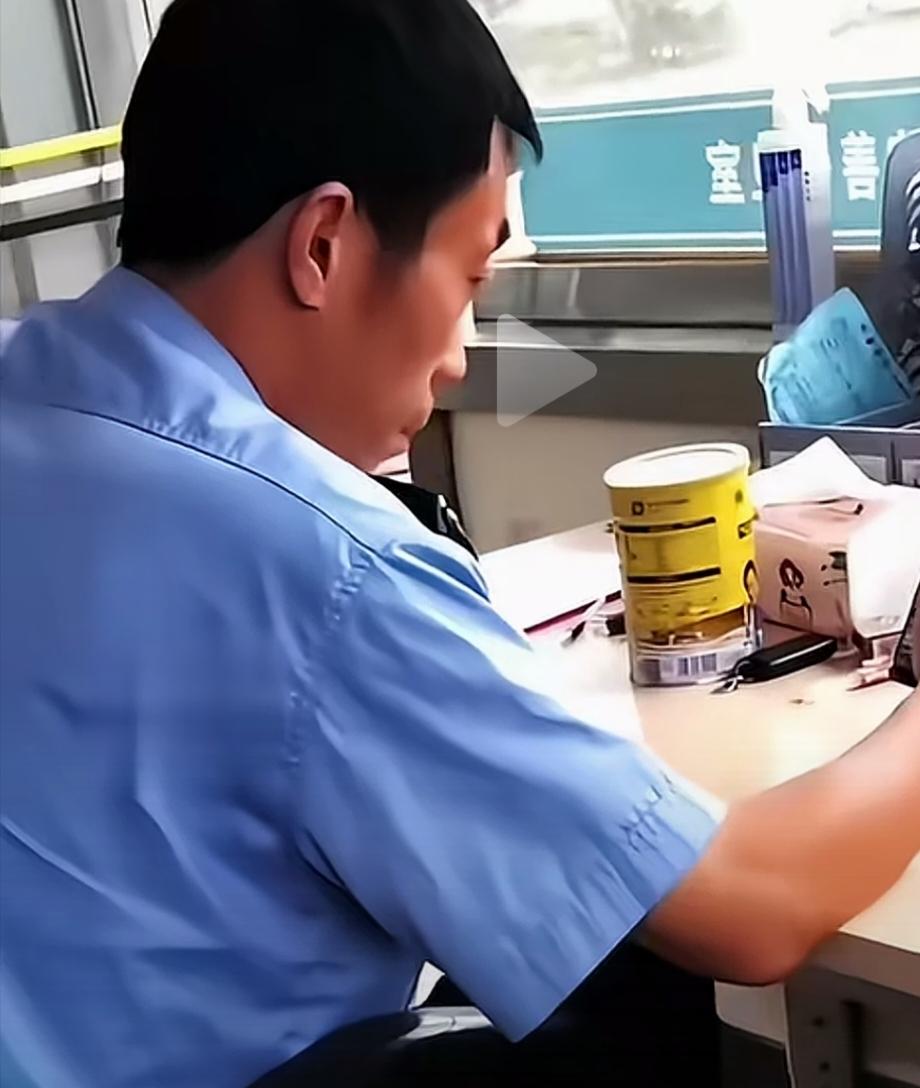 挺有意思，女子晒自己42岁丈夫的摆烂生活。每天上班最重要的任务就是刷手机，因为他