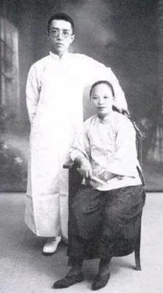 1890年，47岁的胡传上门提亲，想娶17岁的冯顺娣，冯母拿起扫把大骂道：“你休