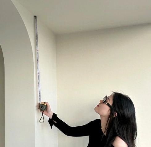 当初装修，我老婆非要刷“网红色”太空漫步，结果刷完家里灰蒙蒙的，像阴天。住了一年