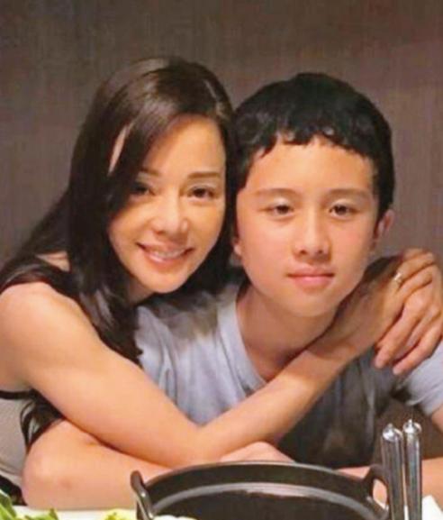 畸形的爱到底有多可怕？2018年台湾女星狄莺，坚持母乳喂养12年，与儿子同床15