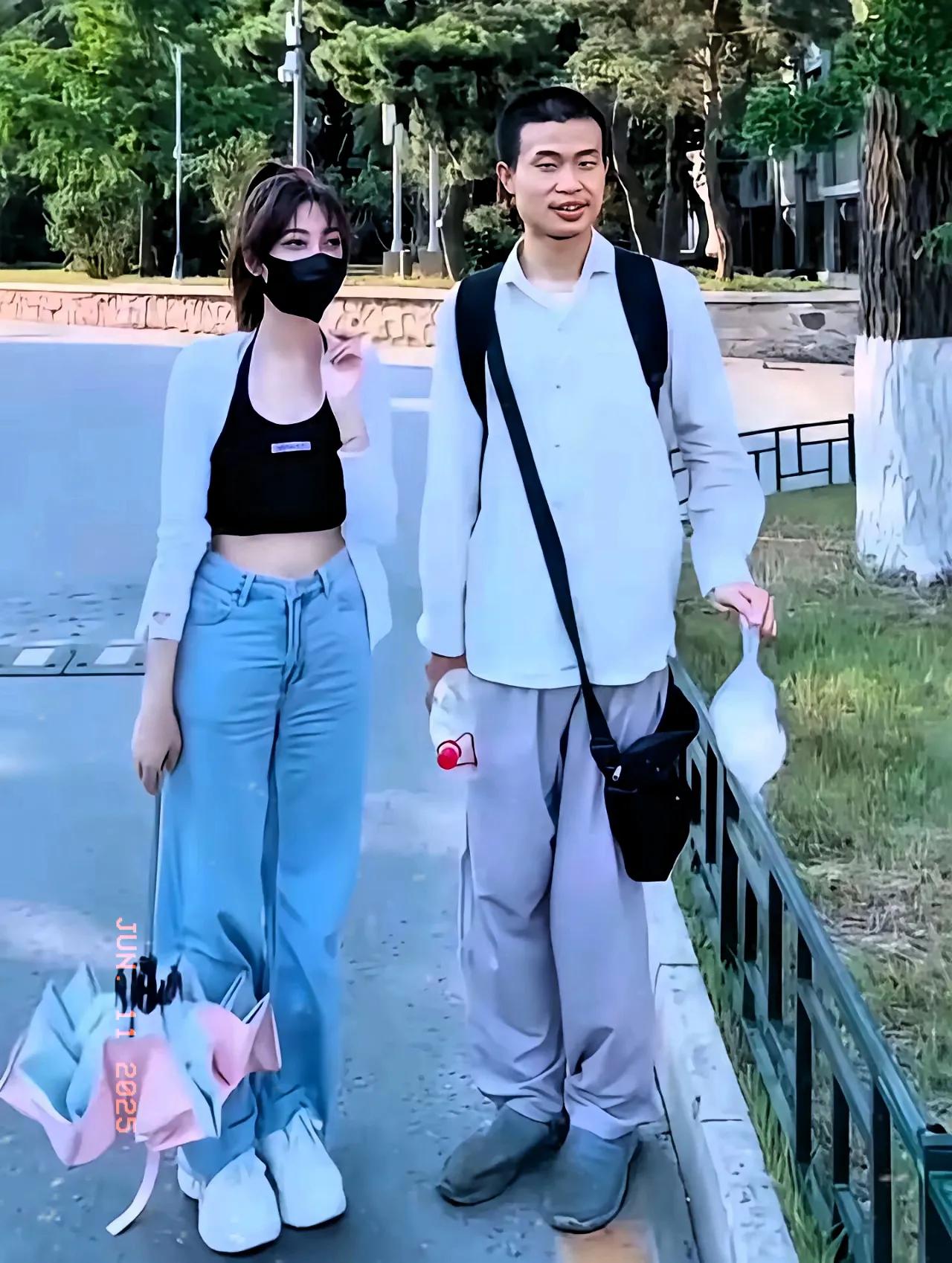 韦东奕，人称“韦神”，是一位在数学领域有着卓越成就的天才。尽管他在外貌上并不符合