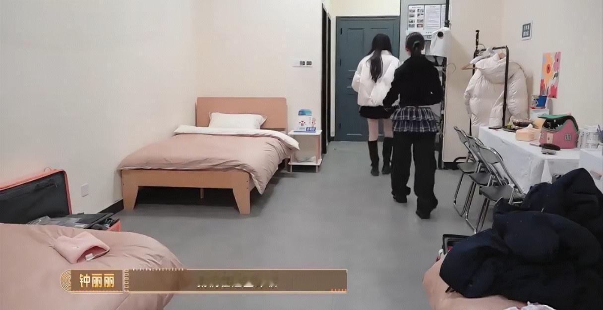 钟丽丽，哈妮克孜宿舍闲聊，全网都知道了……天呀，绝了？就是…钟丽丽：啊，