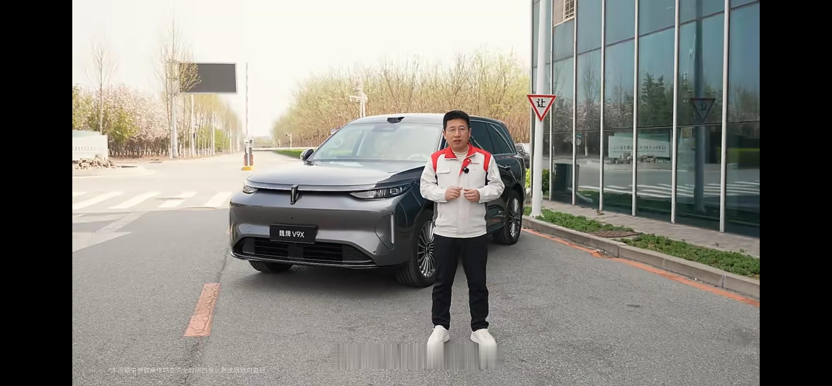 说起魏牌V9X，首先让我感兴趣的就是它的动力，跟市面上那些用1.5T的大SUV完