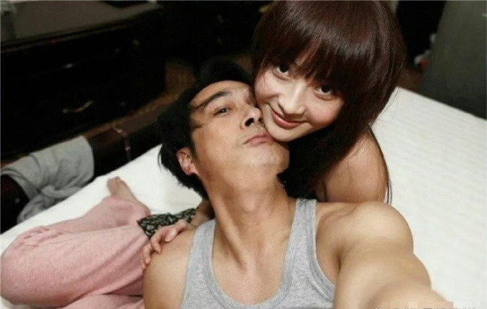 姚笛和吴镇宇当年的合照，据说当时非常火