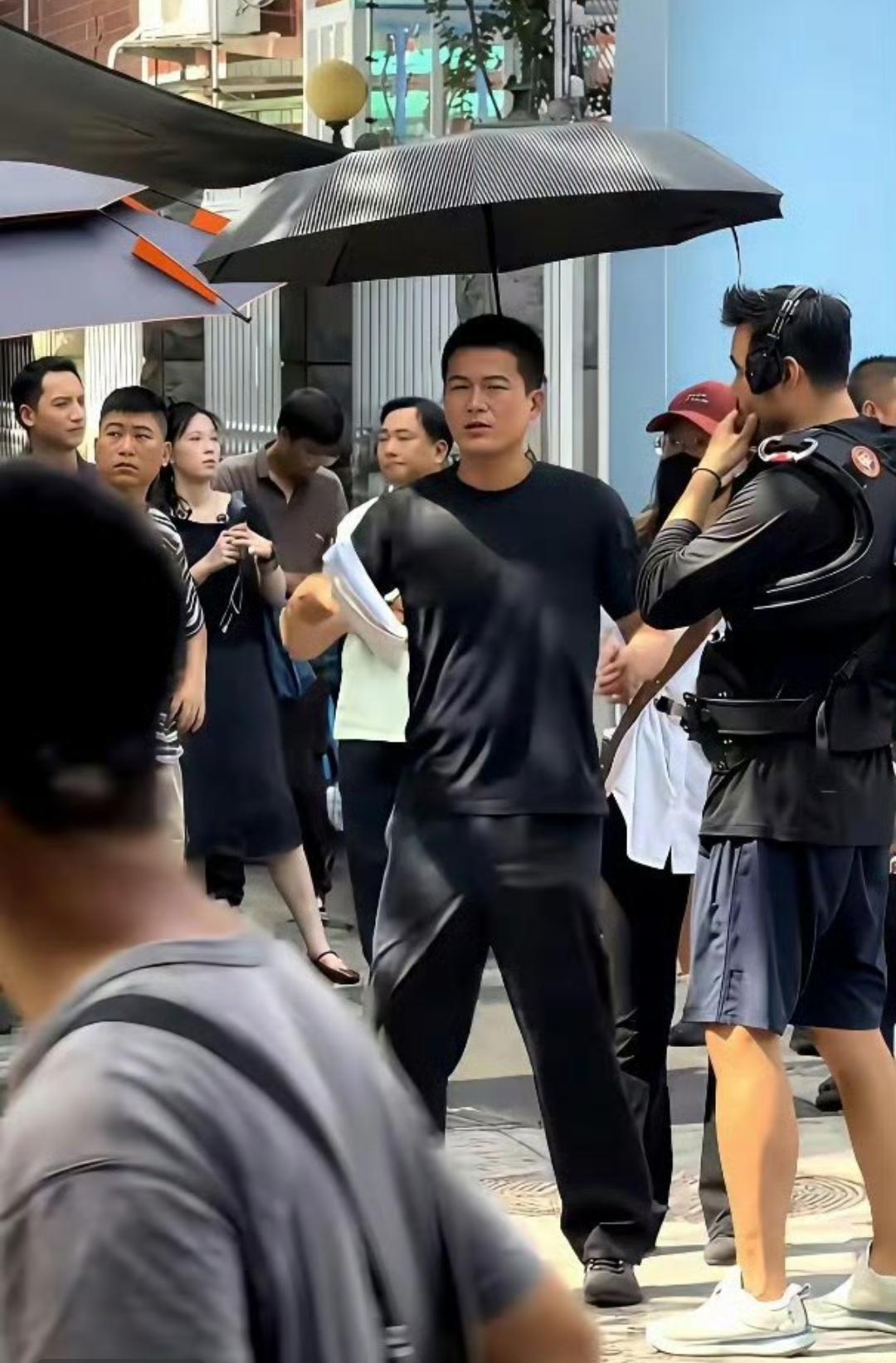 说实话老弟这几年确实是发福了不少，不仔细看竟没看出这是马姐曾经喜欢的人！当年跟