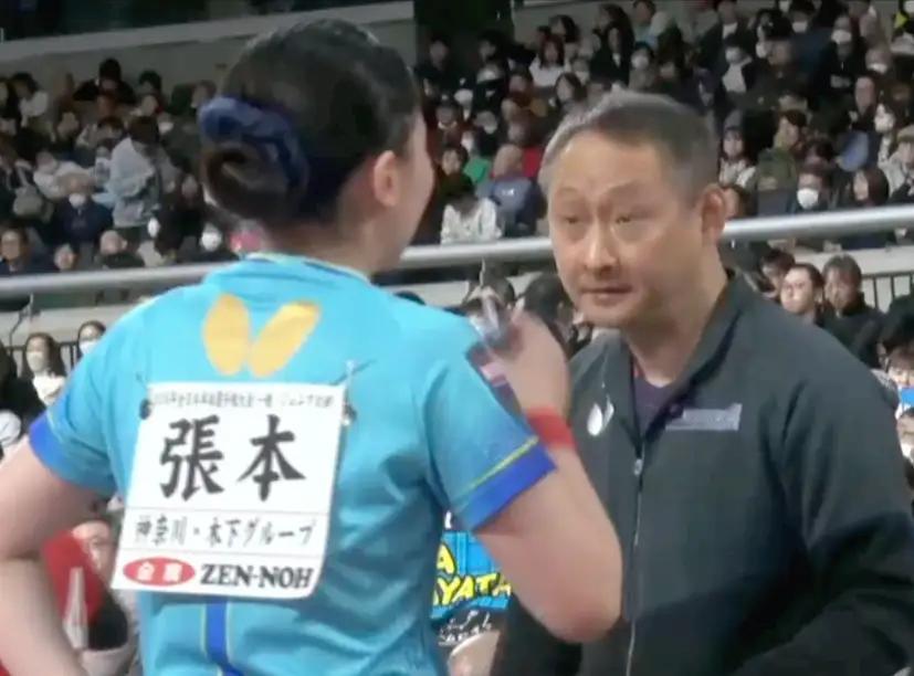 张本美和日乒全国锦标赛夺冠和父亲相拥而泣，赛后采访时更是泣不成声，这是幸福的泪