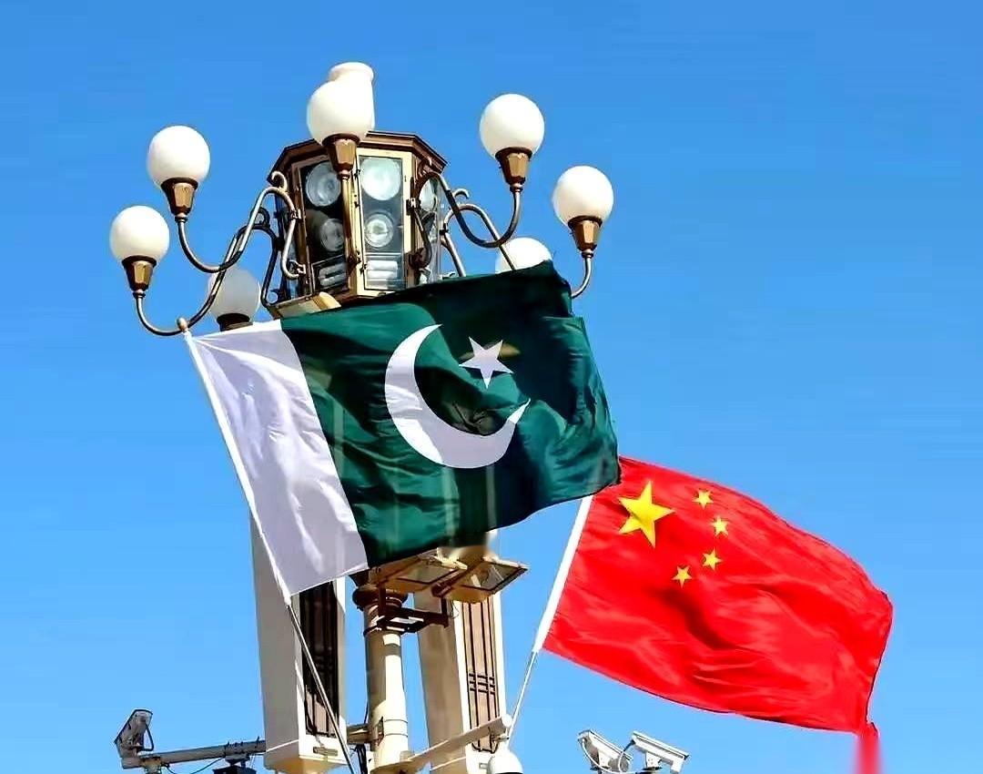 我跟你说个扎心的事儿。咱们那位“铁哥们”，巴基斯坦，人家手里攥着一百多枚核弹头