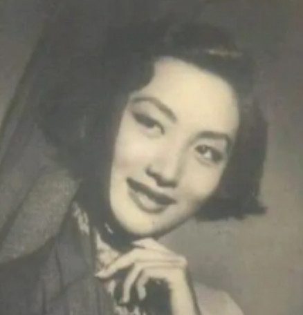 1912年，20岁的富豪女儿陈寒蕊与50岁的北洋军阀结了婚,洞房花烛，新娘双眼通