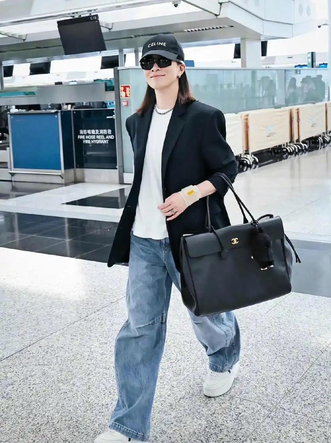 佘诗曼的机场穿搭看似普通却惊艳：黑色西装配牛仔裤，亮点在简约大气的黑色包包和精致