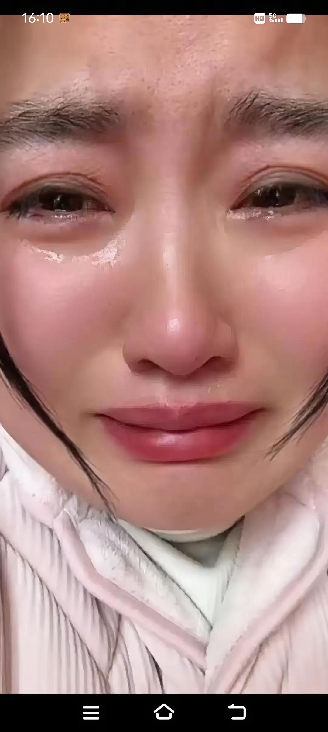 泪目！河南郑州，一家人刚把满6天的男宝宝从月子里抱出来晒晒窗边的光，奶奶伸手去按