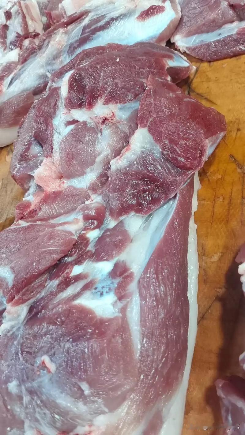 有没有身边的朋友发现，最近逛菜市场、超市，买肉的开销悄悄变了？同样是牛肉、羊肉、