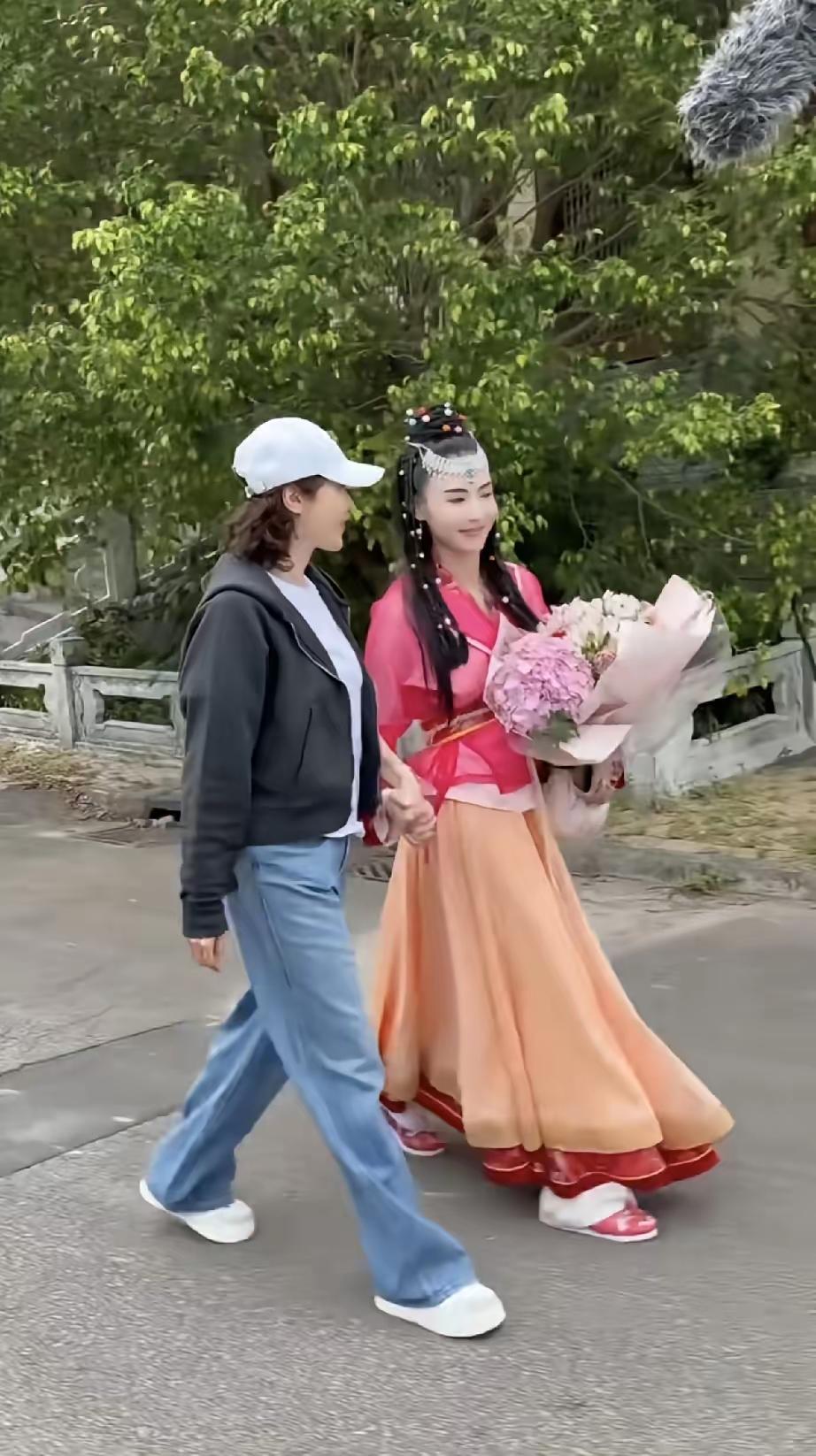 黎姿张柏芝同框惊艳动人！黎姿来看忘张柏芝了，原来私下她们是好姐妹，张柏芝看到黎
