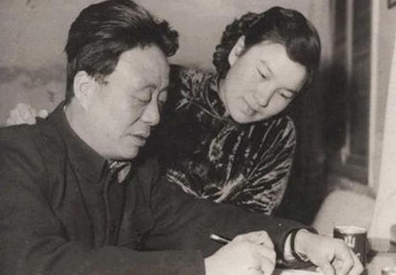 1955年，北京作协的2楼窗口，一双眼睛正死死盯着楼下做操的年轻女人。她22岁，