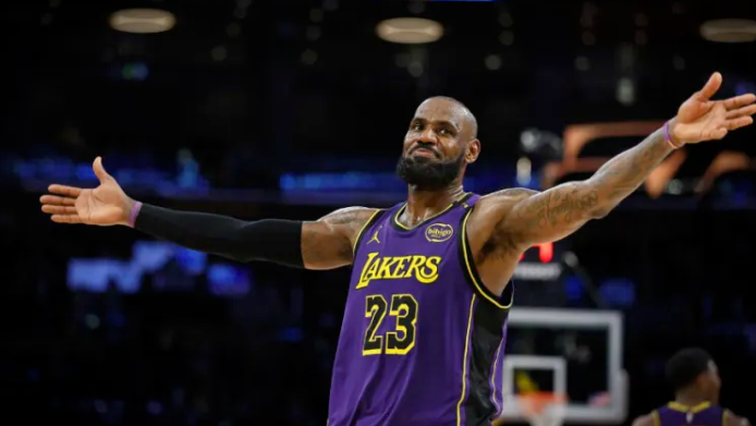 据ESPN记者BrianWindhorst报道，湖人目前正与勒布朗-詹姆斯就一