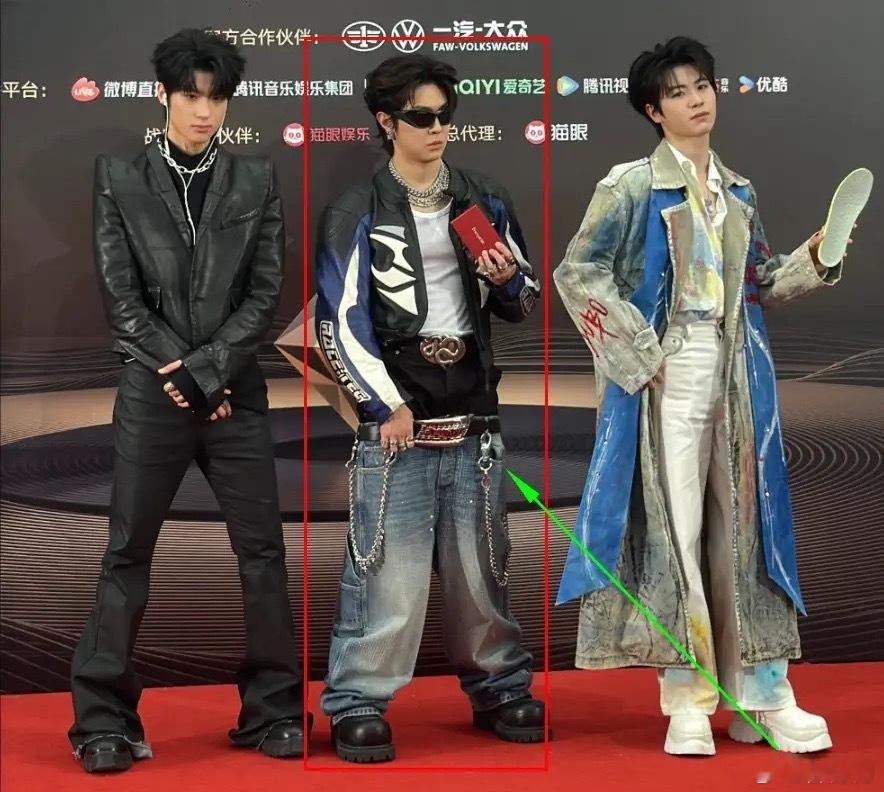 马伯骞在微博音乐盛典上，一条裤子卡在大腿处不提上去，全程叉着腿。今天，微博举办了