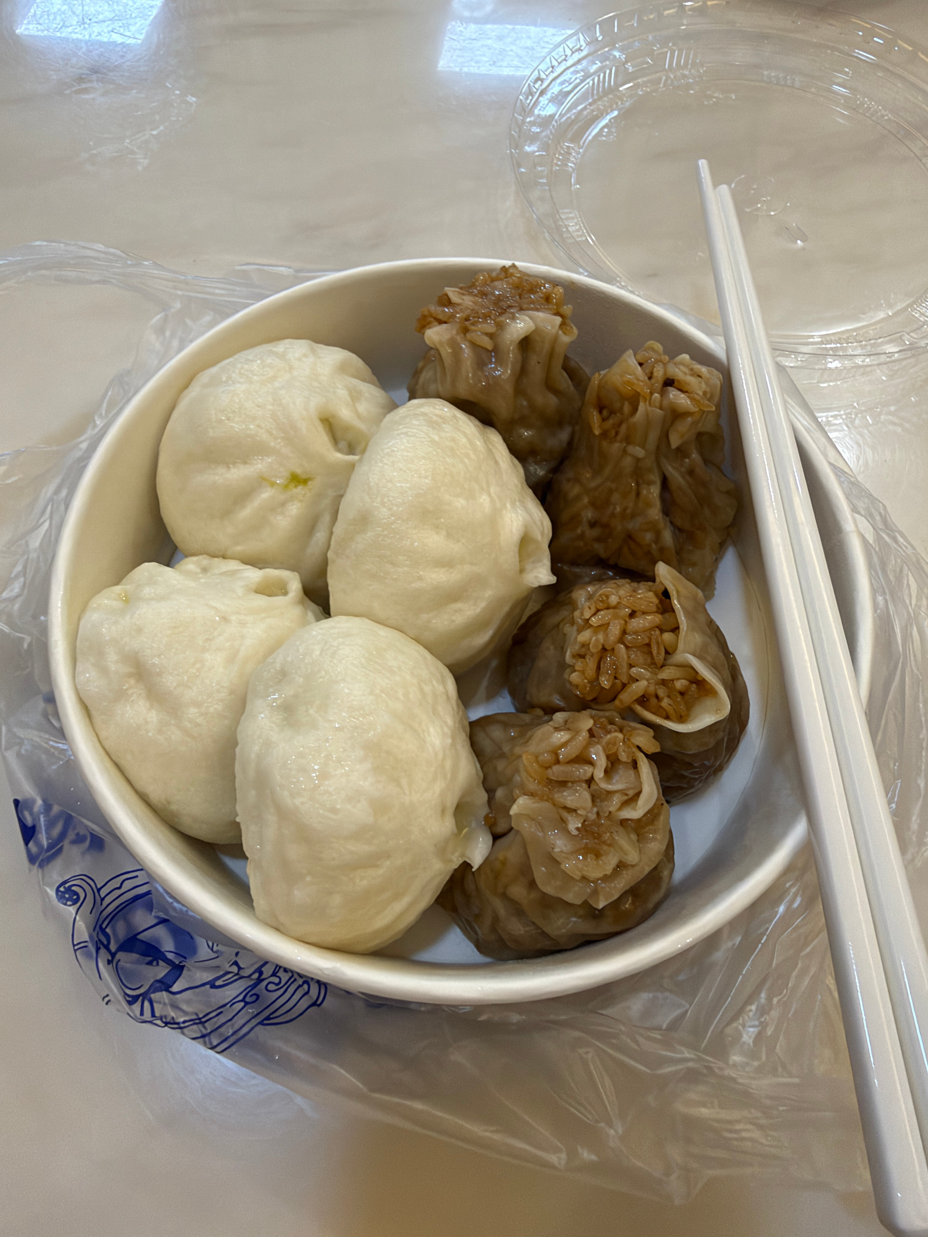 今日晚餐，鬼包子加烧麦。