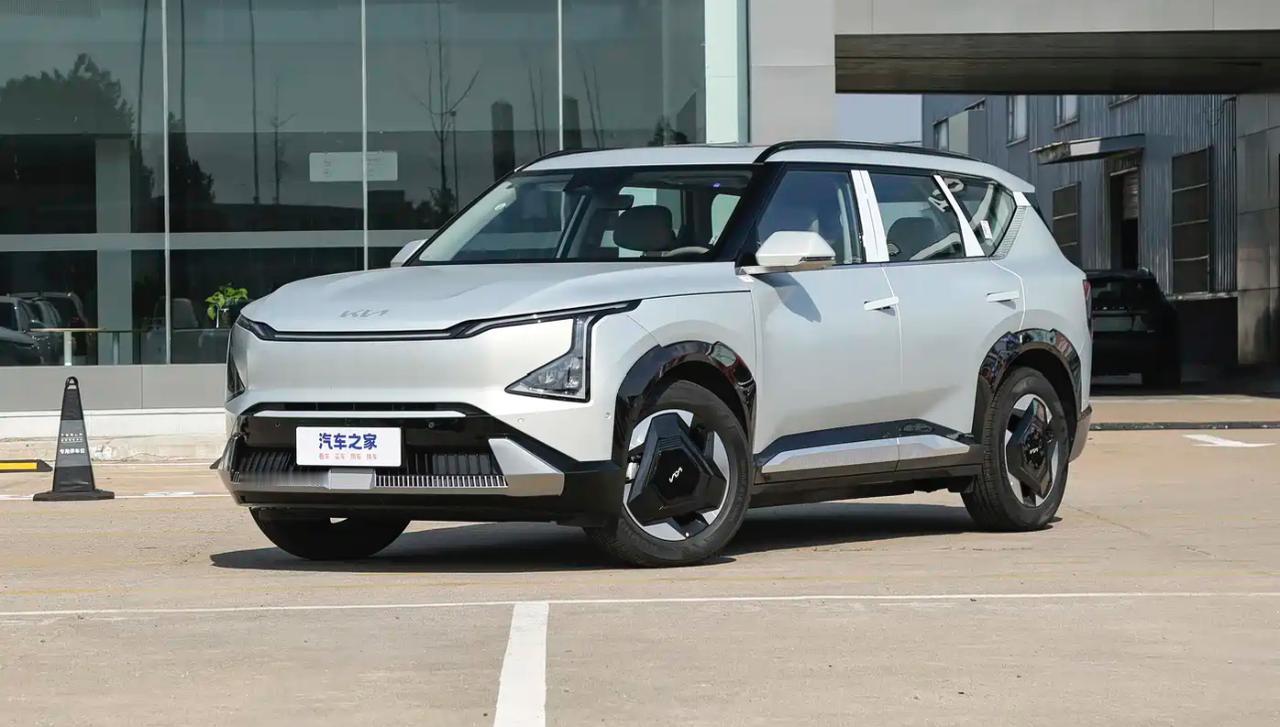 2025款起亚EV5官方核心信息2025款起亚EV5为5门5座纯电动紧凑型S