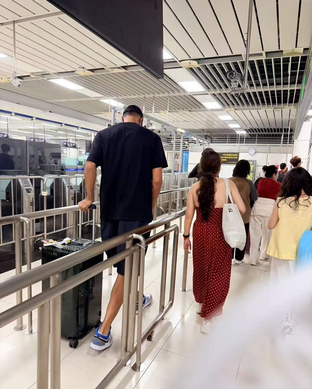 易建联真是落寞了，独自从香港过关回深圳，总是低着头，还戴着帽子和口罩，没有带保镖