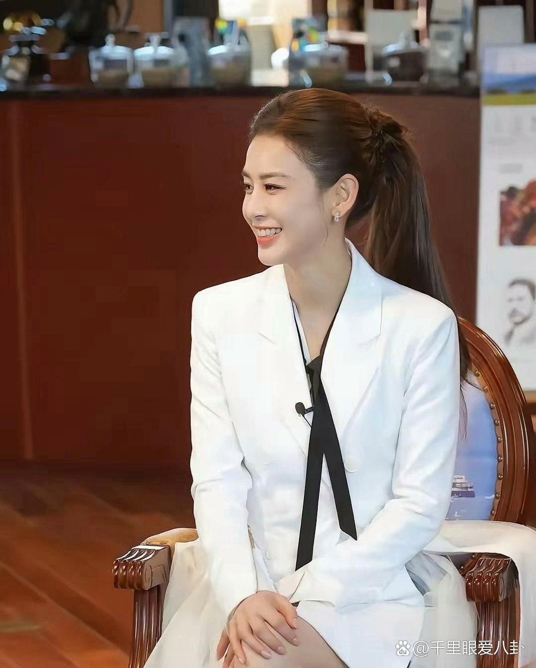 这竟然是黄圣依？差点认不出来，气质完全变了样