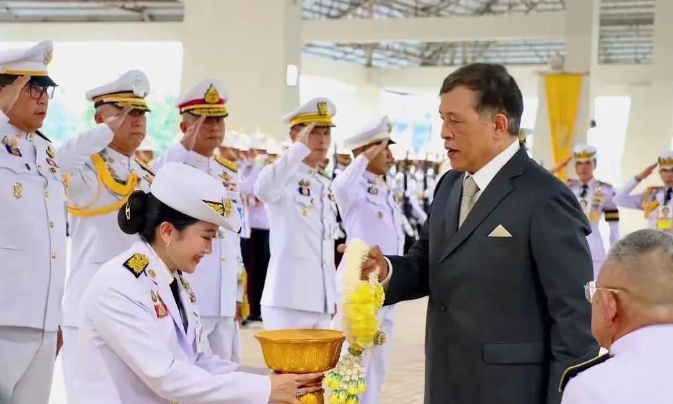 这一次，泰国国王让全世界刮目相看了！看来佩通坦这“侄媳妇”果真没白当~不得不说