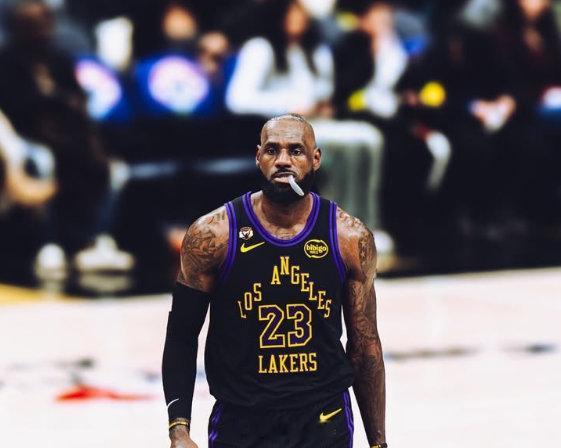 根据数据统计，詹姆斯加盟湖人后面对勇士拿到19胜9负；其中常规赛14胜7负、季后