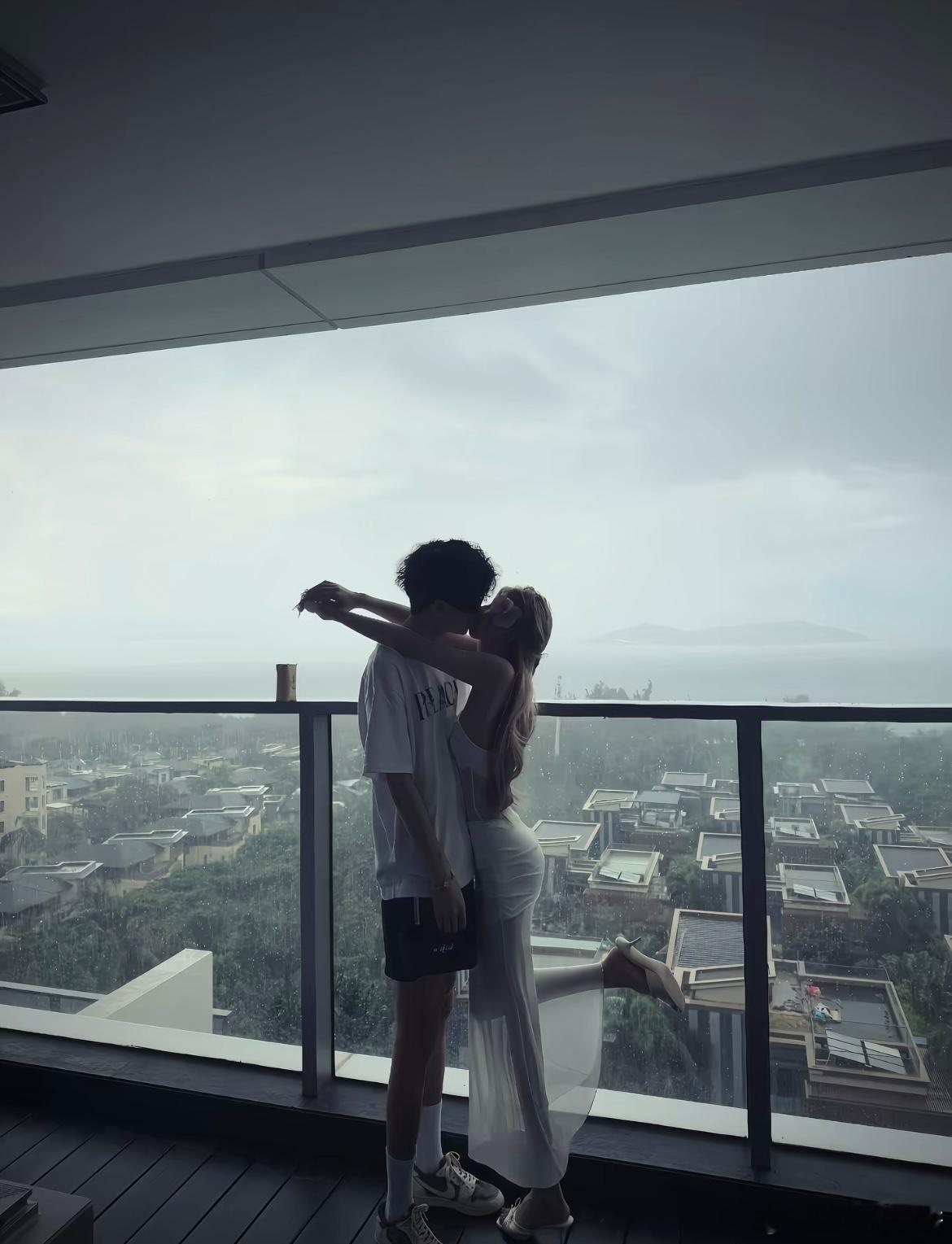 即使外面倾盆大雨我们也要紧紧相拥​​​