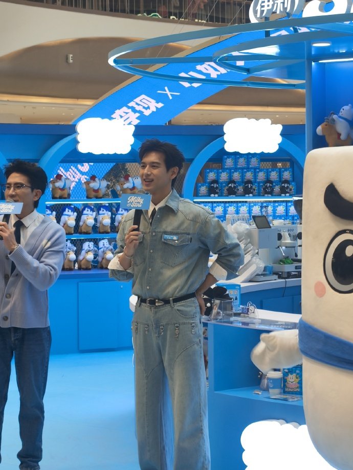 李现牛仔造型清爽感李现浅色牛仔套装look李现牛仔造型清爽感，李现浅色牛仔套