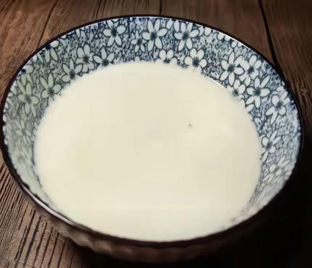 我从小就不爱喝纯牛奶，每次买回来总要在柜子里放好久，等发现过期了只能倒掉。有次去