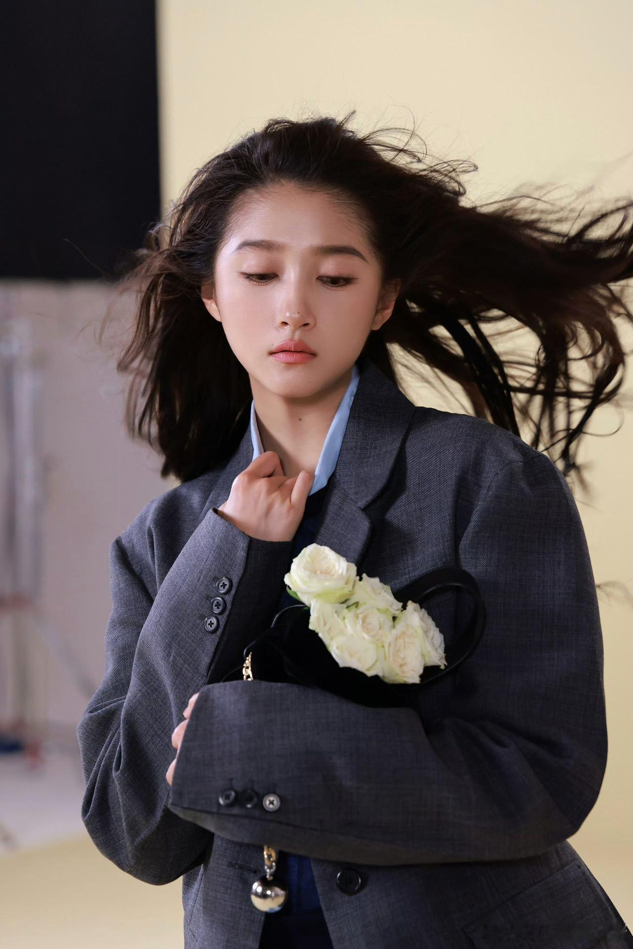 关晓彤Wonderland封面大片关晓彤展现出独特的文艺气质。每个镜头都像在讲