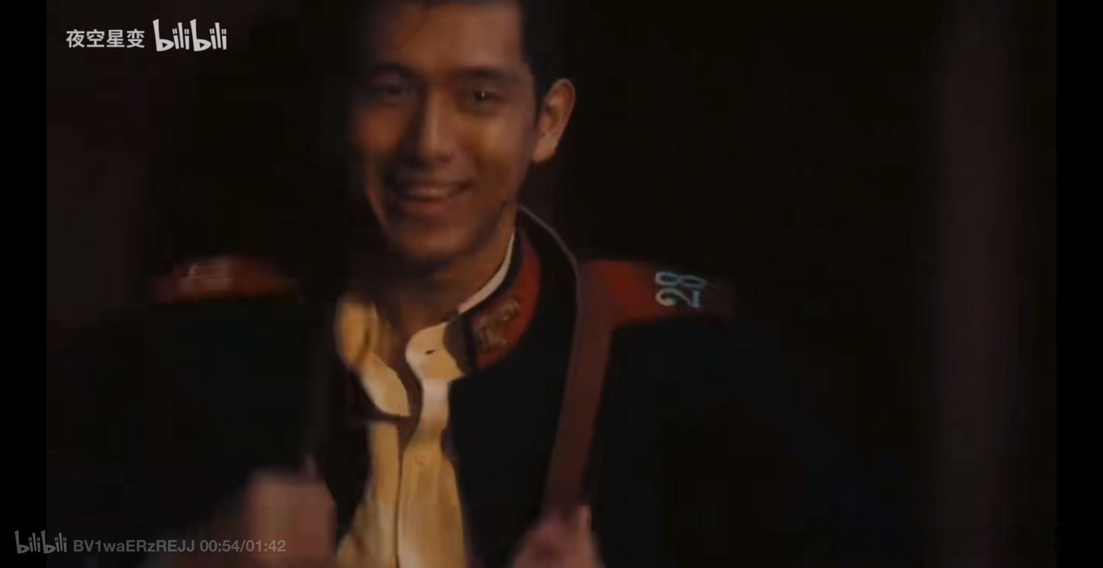 人生若如初见梁乡作为一个旗人在人前尊重女性并拒绝教官给他找的艺妓，表示他试图