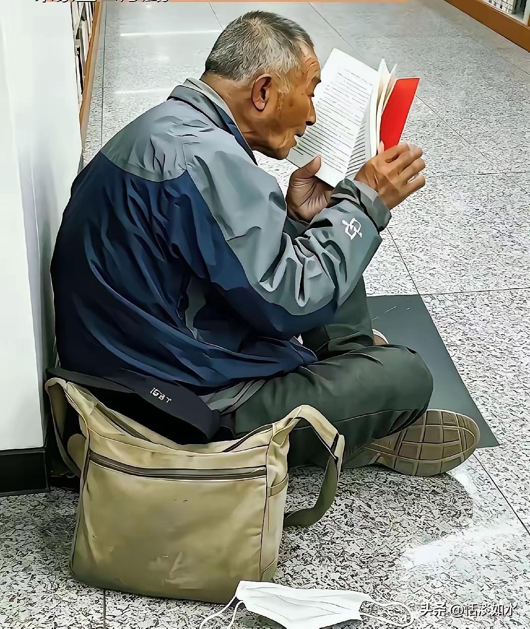 杭州图书馆里曾有一位常年被读者投诉的“流浪汉”，此人正是韦思浩。他毕业于老杭州大