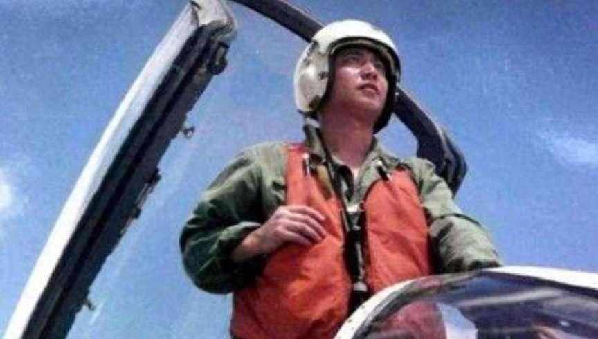 王伟为国牺牲后，撞击他战机的那位美军飞行员此后的人生经历怎样了？2000年冬末