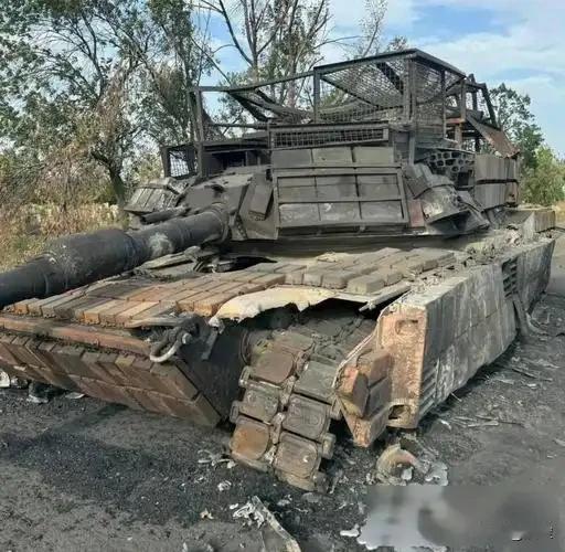 美军艾布拉姆坦克被吊打俄罗斯国防部透露，在对哈尔科夫州夜间的一次打击行动中，