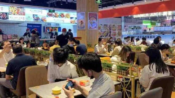 社会再现“怪现象”：大量商铺倒闭，街上这三个行业却越开越多？如今实体店生意难