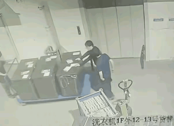 “兔子急了还咬人”，没把人逼到着急处，谁愿意做出这样的事呢！车间里，一个员工正常