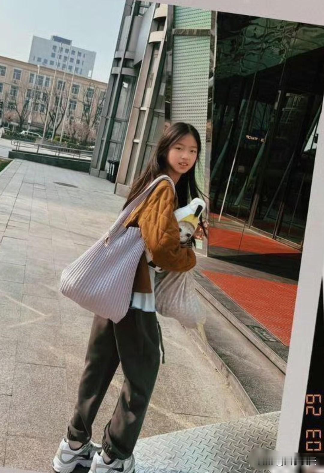 姚晨离‌‎婚⁠后第一次晒娃‍⁠，小茉莉晒着太阳自⁠﻿‎拍﻿，‌看着就幸福​​​