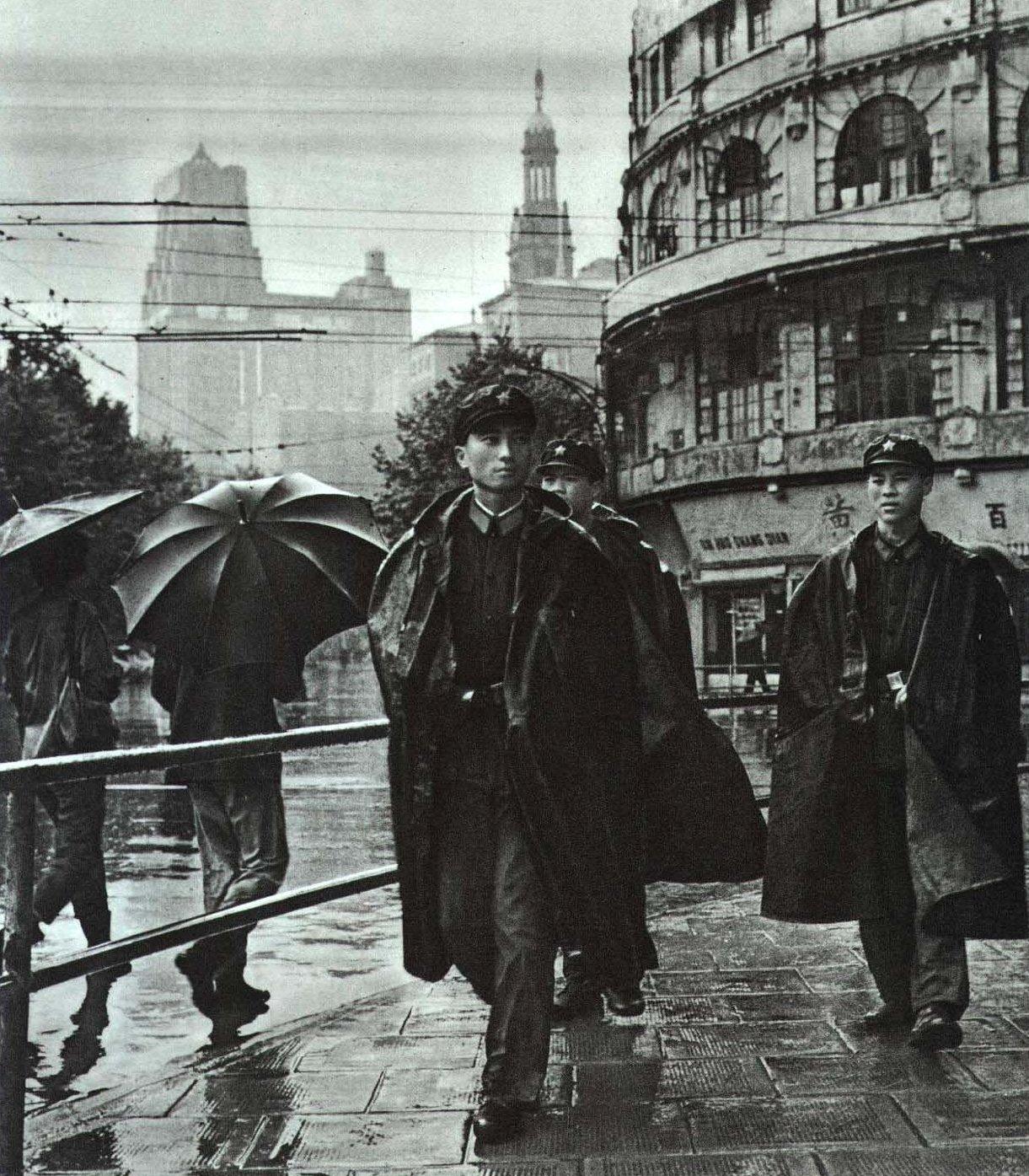 1976年8月，南京路上好八连副连长张兴华（前）与战友们在南京路上执勤的照片。当