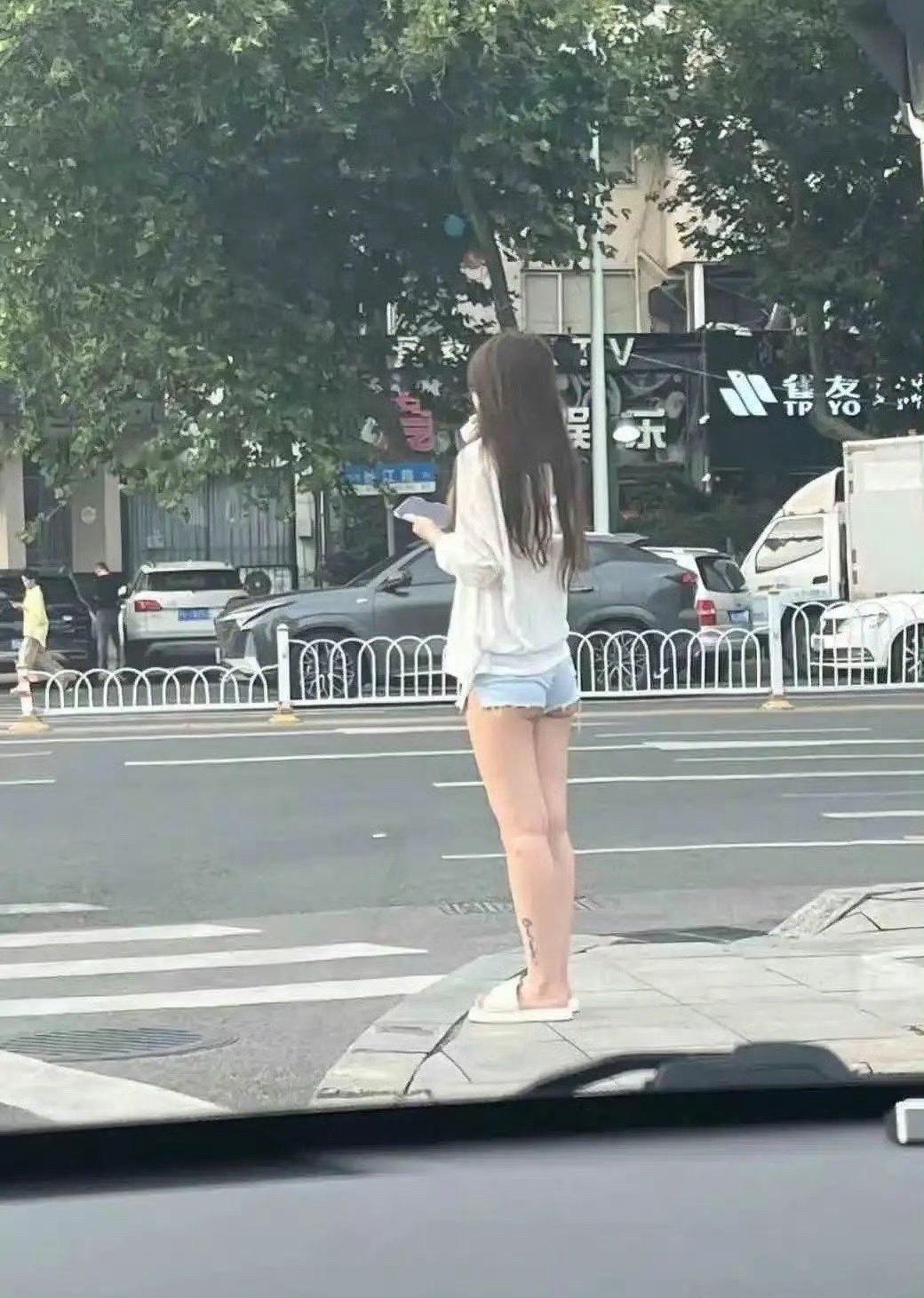 网友：这样穿真的好看吗是我跟不上潮流了吗？​​​