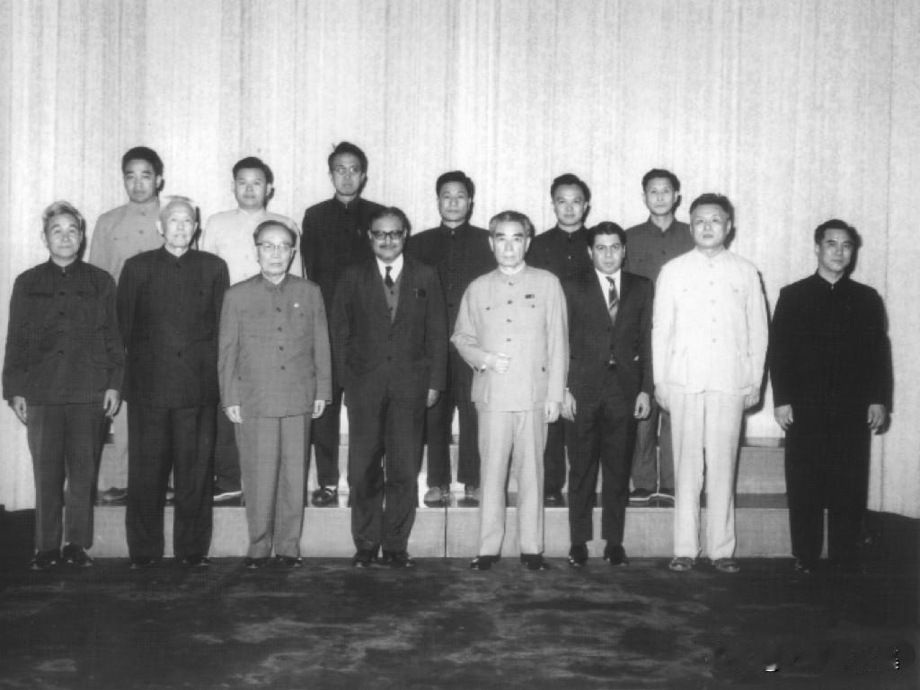 1972年9月5日晚，周恩来总理与全国人大常委会副委员长、中国科学院院长郭沫若一