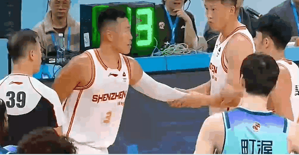 裁判的哨子，根本不是在吹犯规。它撕开的，是CBA职业化外壳下，两套运行规则